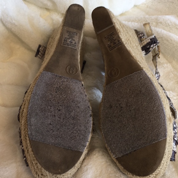 Attention Wedge Sandals - Picture 4 of 4